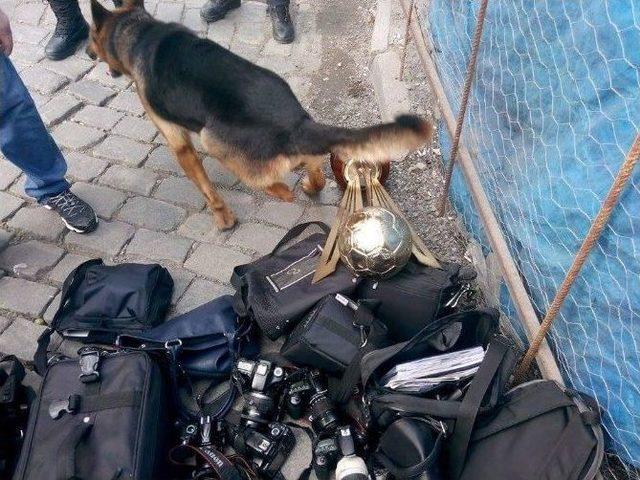 Polis Ekipleri Erdoğdu Lisesi’nin Dünya Şampiyonu Olarak Kazandığı Kupayı Da Aradı