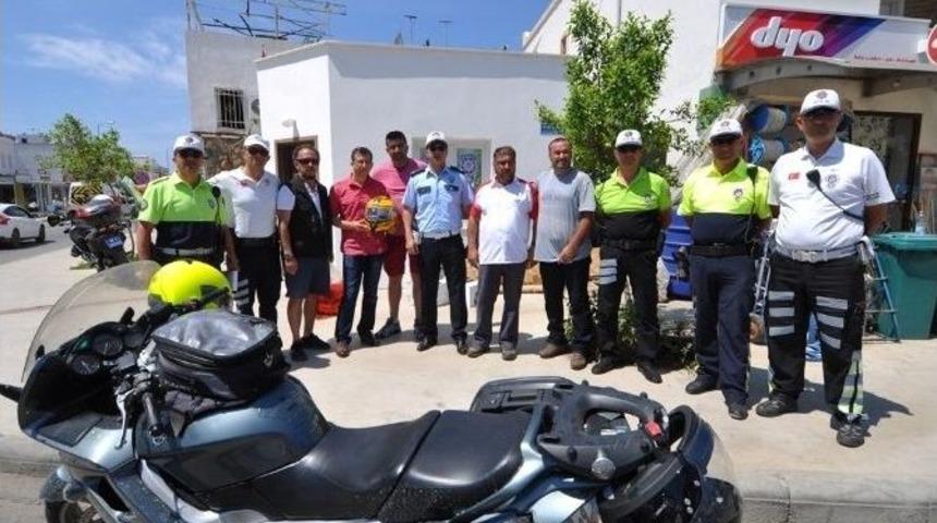 Bodrum&rsquo;da Trafik Ekipleri &Ouml;nce Ceza Kesti Sonra Kask Hediye Etti