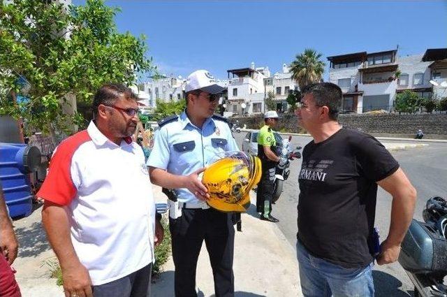 Bodrum’da Trafik Ekipleri Önce Ceza Kesti Sonra Kask Hediye Etti