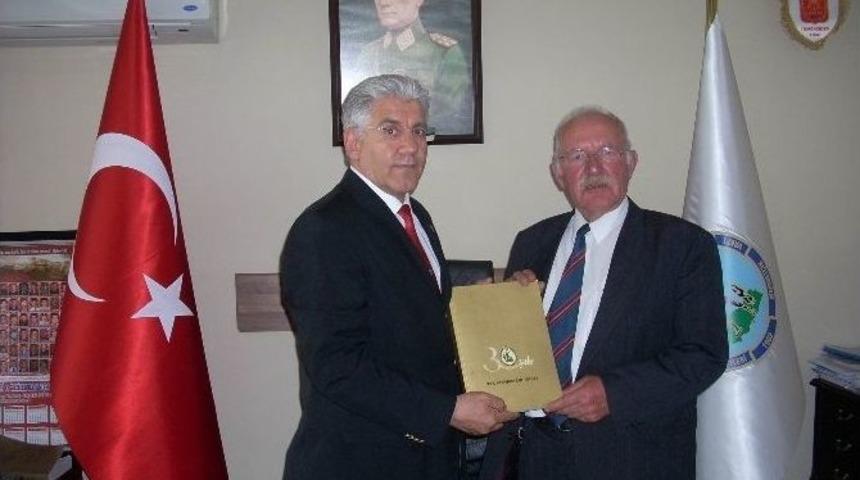 3 Katlı Binası Ve Arabasını Mehmet&ccedil;ik Vakfı&rsquo;na Bağışladı