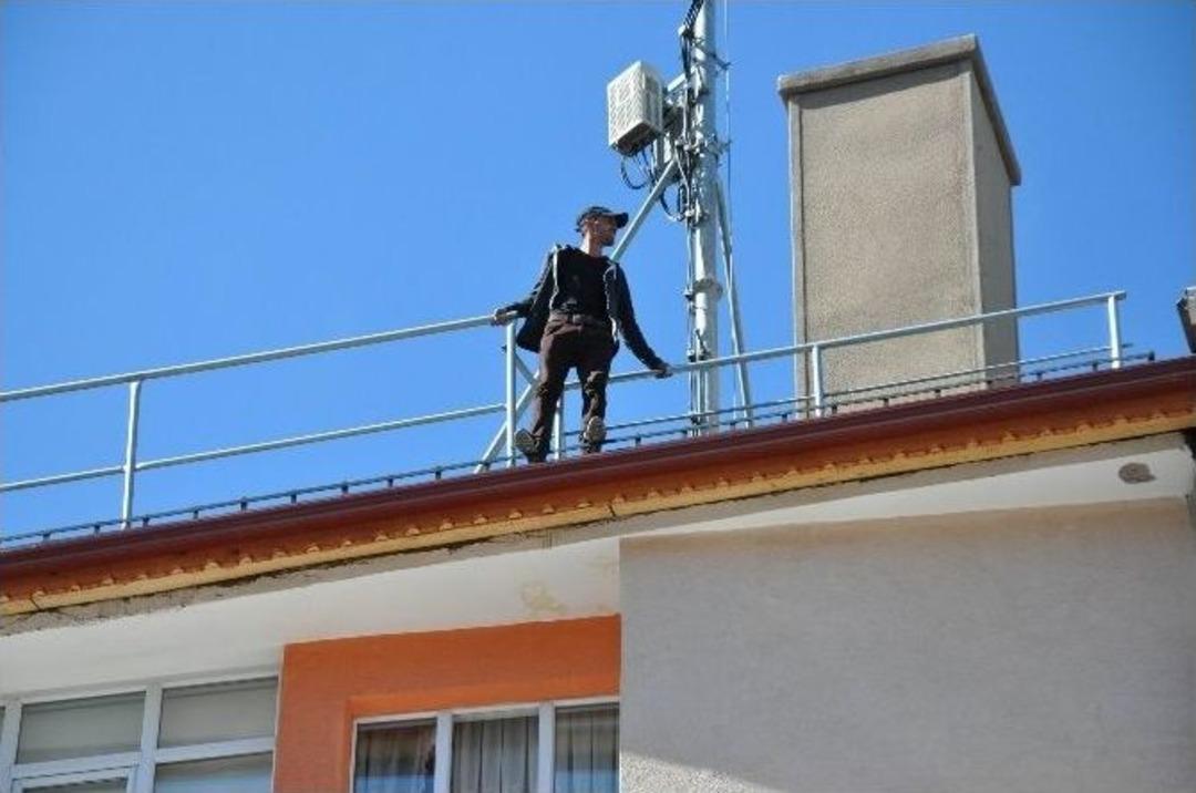 Platonik Aşık İntihar Etmek İ&ccedil;in &Ccedil;atıya &Ccedil;ıktı