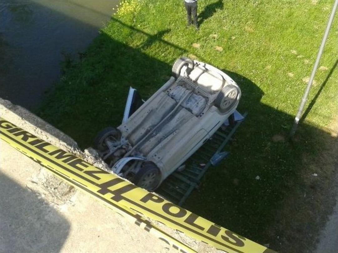 K&ouml;pr&uuml;den U&ccedil;an Otomobilden Sağ &Ccedil;ıktılar