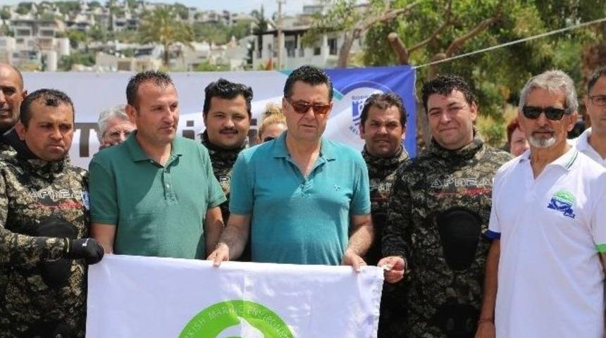 Belediyenin Dalgı&ccedil; Ekibi, Bitez Koyu&rsquo;nu Temizledi