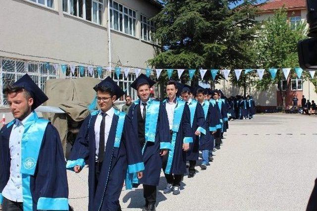 Eskişehir Sabiha Gökçen Mesleki Ve Teknik Anadolu Lisesi’nde Mezuniyet Coşkusu