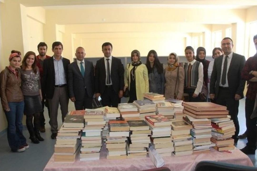 &Uuml;niversite &Ouml;ğrencilerinden Eğitime Kitap Desteği