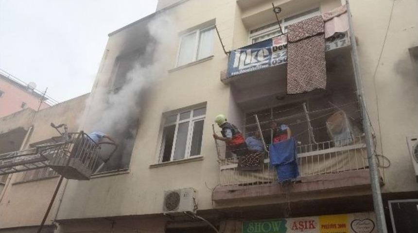 İki Katlı Binada &Ccedil;ıkan Yangın Korkuttu