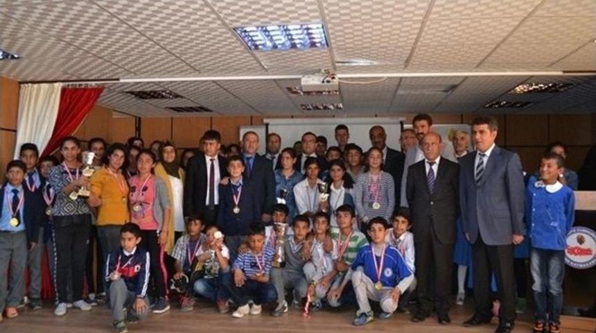 Hilvan&rsquo;da Başarılı &Ouml;ğrenciler &Ouml;d&uuml;llendirildi