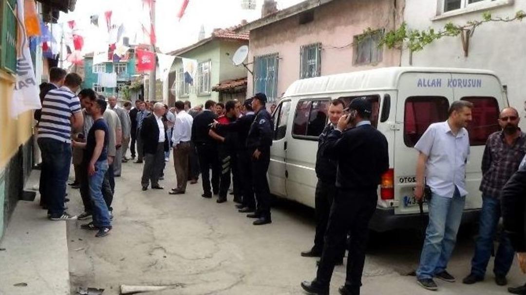 K&uuml;tahya&rsquo;da &rsquo;parti Bayrağı&rsquo; Kavgası: 1 Yaralı