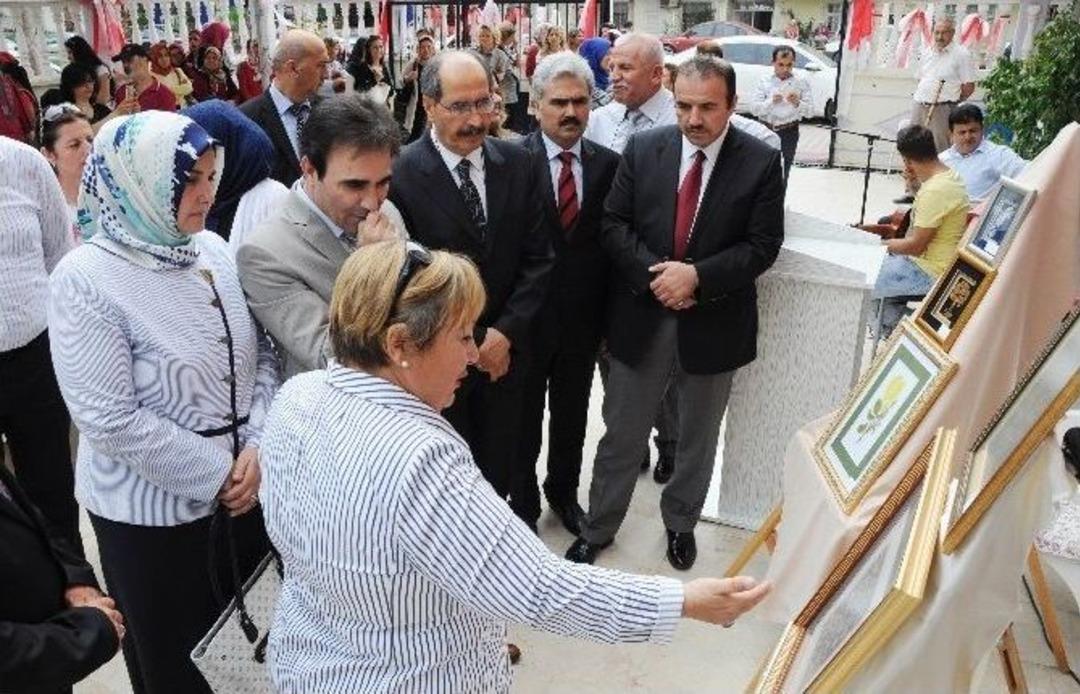 Yurtta Kalan &Uuml;niversiteli Kızlardan Tezhip Sergisi