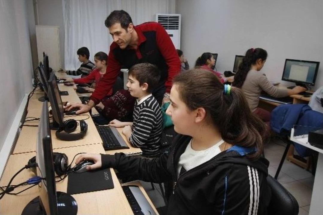 Bayraklı&rsquo;da &Ccedil;ocuklara Bilgisayar Kursu