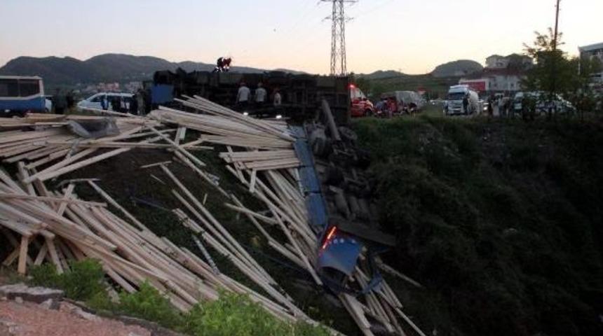 Arkadaşını Kaza Yerinde G&ouml;remeyince Ağladı