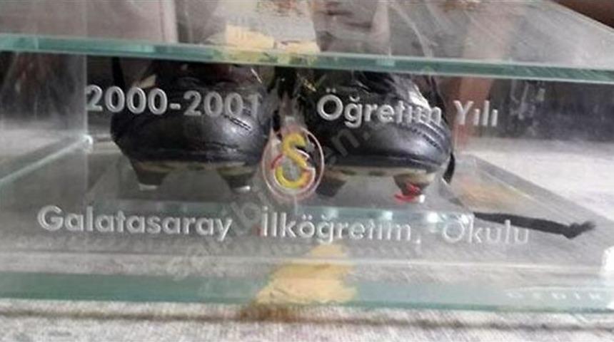 Hagi&rsquo;nin Uefa Kupası&rsquo;nı Getiren Kramponları Satılıyor