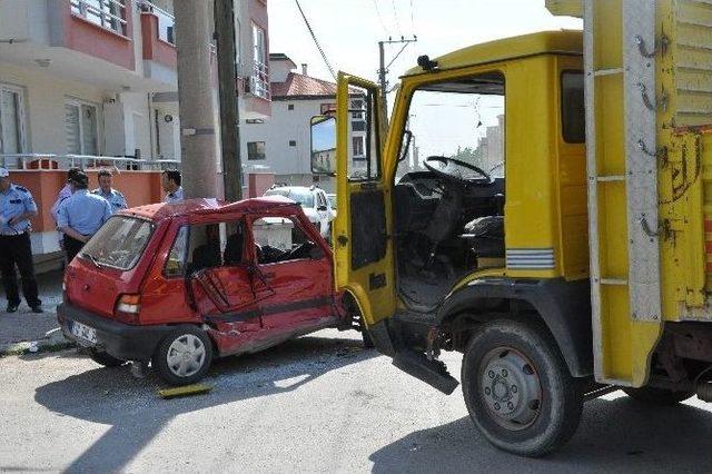 Balıkesir’de Trafik Kazası: 2 Yaralı