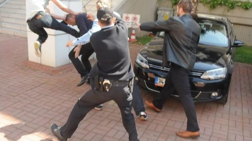 Adliye &Ouml;n&uuml;nde Tekme Tokat Birbirlerine Girdiler