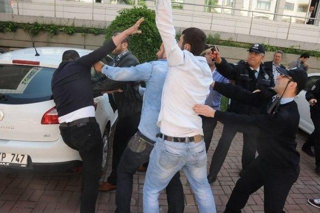 Adliye &Ouml;n&uuml;nde Tekme Tokat Birbirlerine Girdiler 1