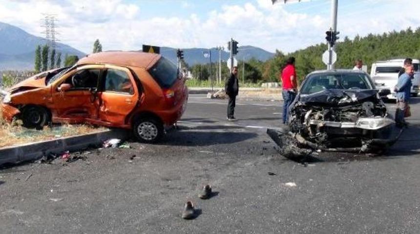 Devrilen Otomobilde Sıkışan Sürücüyü Itfaiye Kurtardı