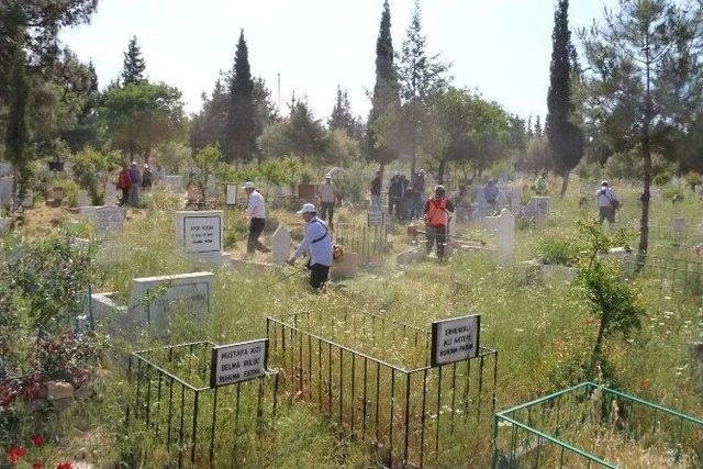 Başkan Ve Meclis Üyelerinden Mezarlık Temizliği