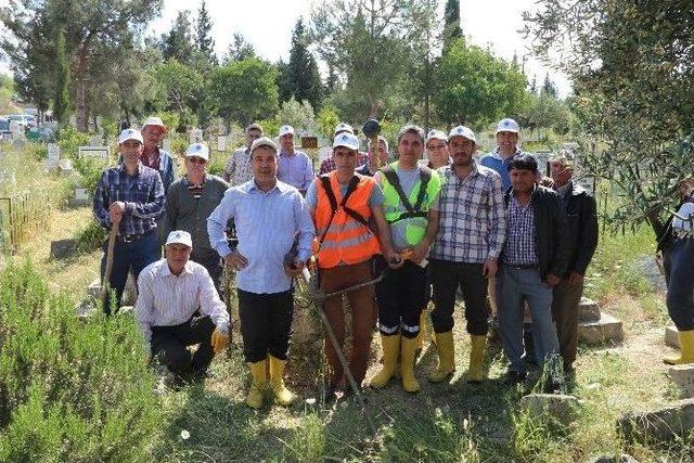 Başkan Ve Meclis &Uuml;yelerinden Mezarlık Temizliği 3