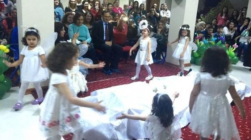 Miniklerin Neşe Dolu Anneler G&uuml;n&uuml; Kutlaması