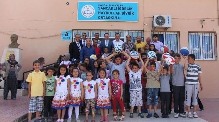 Okullara Spor Malzemesi Yardımı S&uuml;r&uuml;yor