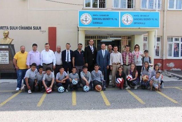 Okullara Spor Malzemesi Yardımı S&uuml;r&uuml;yor 1