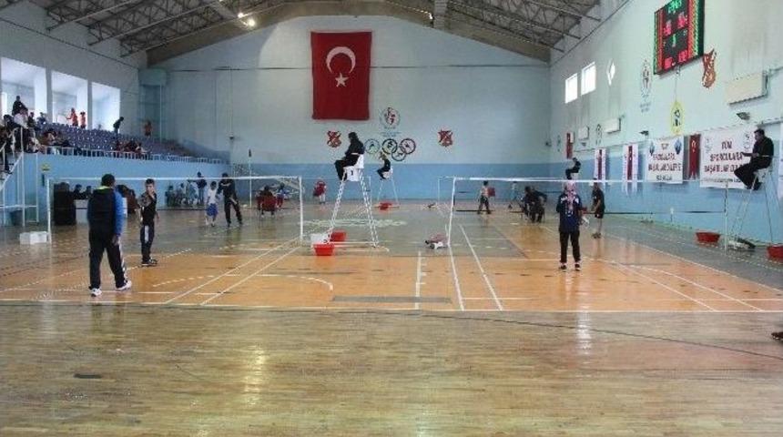Badminton K&uuml;&ccedil;&uuml;kler Grup Yarışmaları Başladı