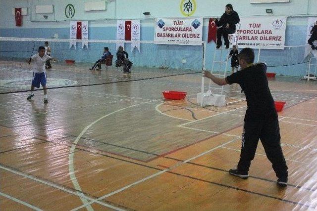 Badminton Küçükler Grup Yarışmaları Başladı