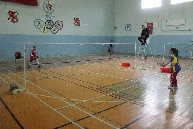 Badminton Küçükler Grup Yarışmaları Başladı