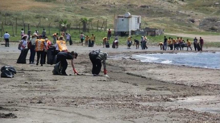 G&ouml;n&uuml;ll&uuml;ler Karataş Sahili&rsquo;ni Temizledi