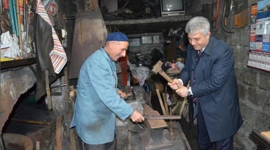 Ak Parti Trabzon Milletvekili Adayı G&uuml;nnar Demircide &Ouml;rs&uuml;n Başına Ge&ccedil;ip Demir D&ouml;vd&uuml;