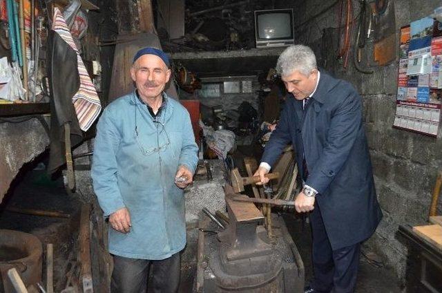 Ak Parti Trabzon Milletvekili Adayı Günnar Demircide Örsün Başına Geçip Demir Dövdü