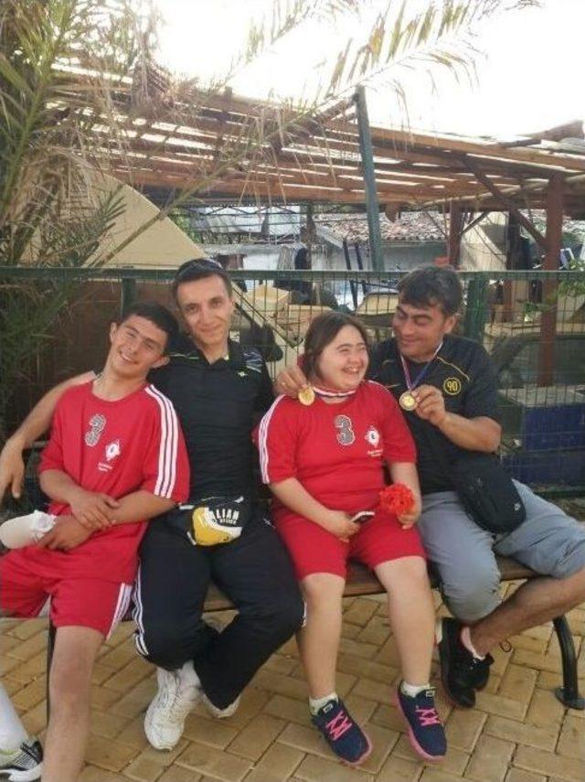 &Ouml;zel Yıldızlardan Madalya Yağmuru 3