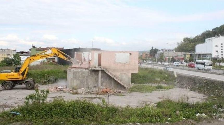 Ana Yoldaki Metruk Binalar Yıkılıyor