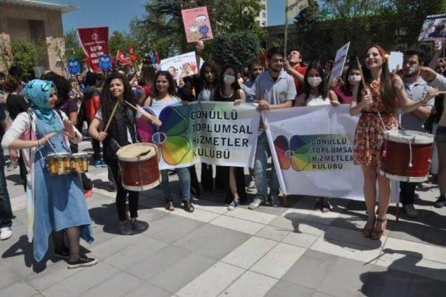 Üniversite Öğrencilerinin Bahar Şenliği Yürüyüşü