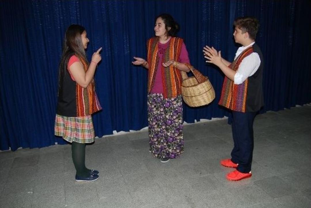 Gkv&rsquo;liler, "bana Bir Şeyler Oluyor"la Sahnede