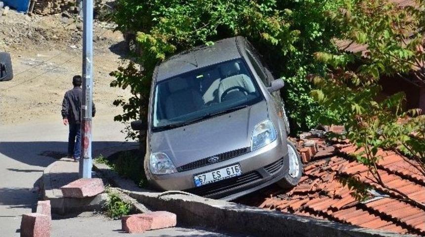 Kadın S&uuml;r&uuml;c&uuml; Yayalara Yol Verince Olanlar Oldu