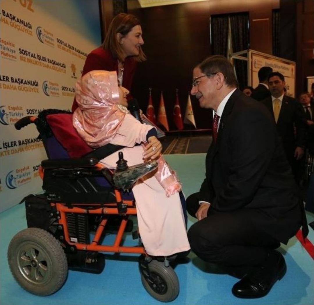 Başbakan Davutoğlu, Engelsiz T&uuml;rkiye Platformu Sergi A&ccedil;ılışına Katıldı