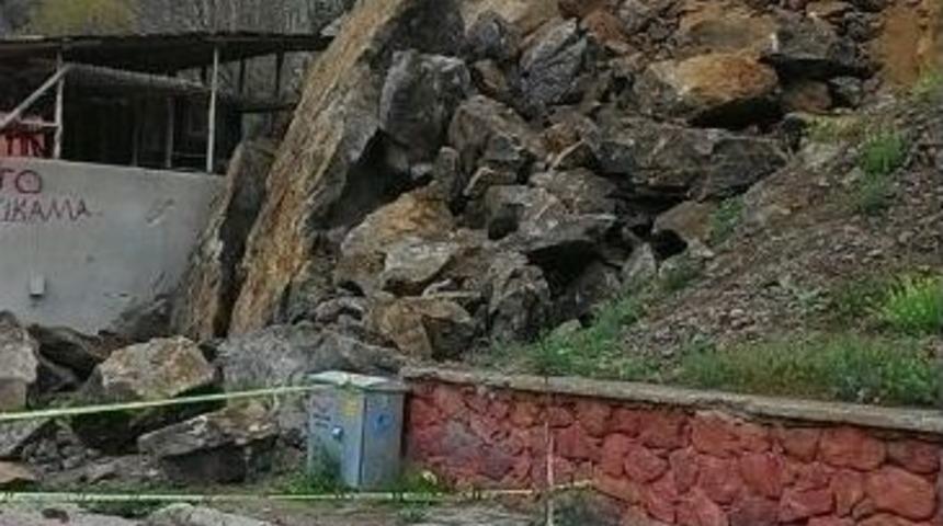 Tortum&rsquo;da Yama&ccedil;tan Kopan Kayalar Tehlike Sa&ccedil;ıyor
