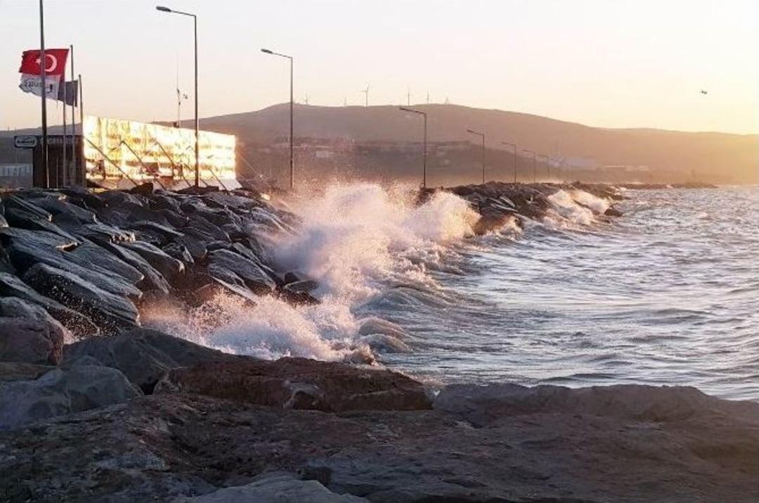 Fırtına, Deniz Ve Hava Ulaşımını Etkiliyor