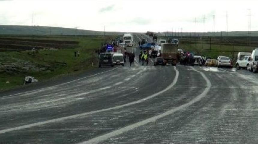 Kars- Ardahan Karayolunda Kaza: 6 &Ouml;l&uuml; (2) - Yeniden