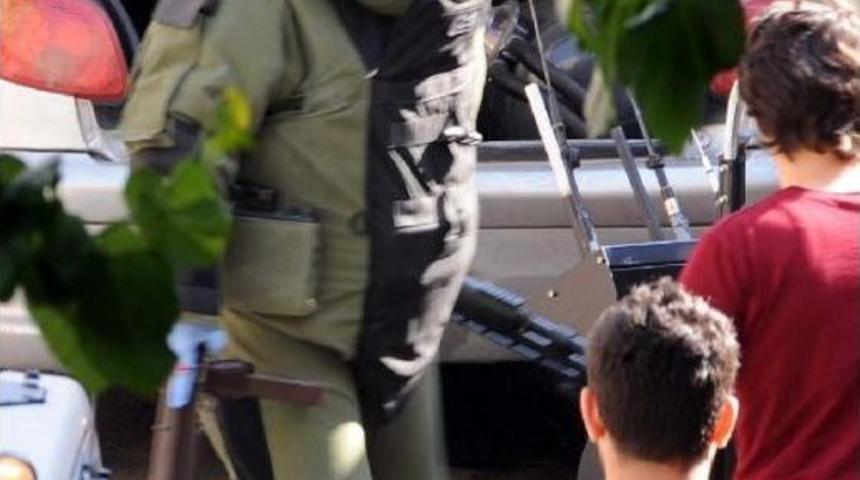 Beyoğlu'nda Ş&uuml;pheli Bir Ara&ccedil;ta Uzun Namlulu Silah Ile Pompalı T&uuml;fek Bulundu