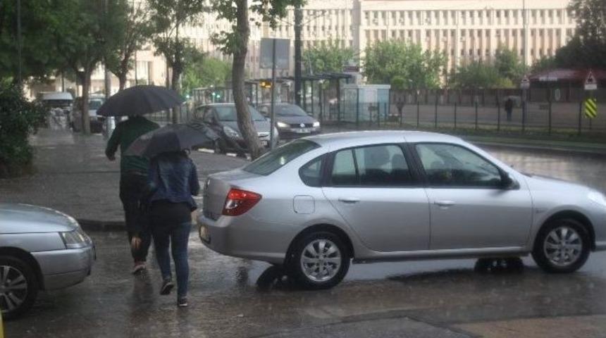 Gaziantep&rsquo;te Yağmur Vatandaşları Hazırlıksız Yakaladı