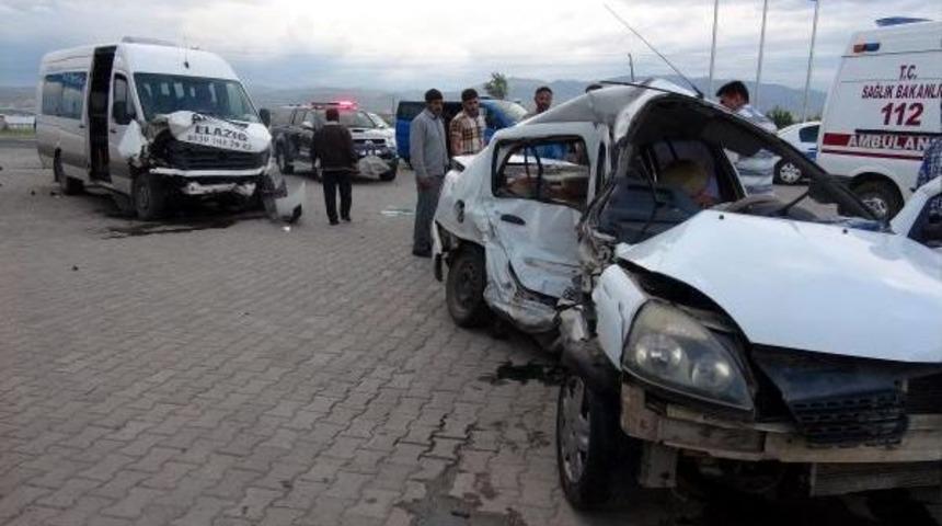 Elazığ'da Minib&uuml;sle Otomobil &Ccedil;arpıştı: 4 Yaralı