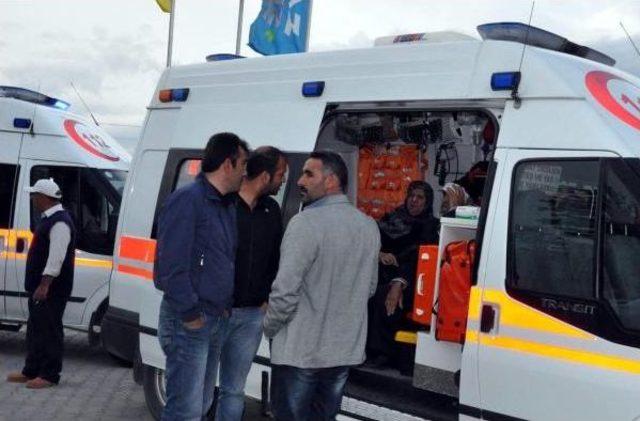 Elazığ da Minib&uuml;sle Otomobil &Ccedil;arpıştı: 4 Yaralı 1