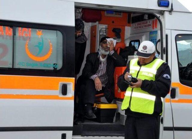 Elazığ da Minib&uuml;sle Otomobil &Ccedil;arpıştı: 4 Yaralı 2