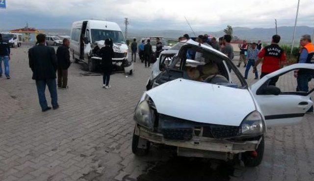 Elazığ'da Minibüsle Otomobil Çarpıştı: 4 Yaralı