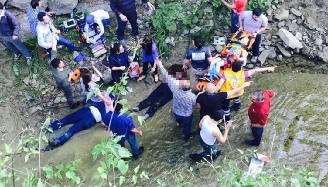 Otomobil Dereye U&ccedil;tu: 2 &Ouml;l&uuml;, 2 Yaralı