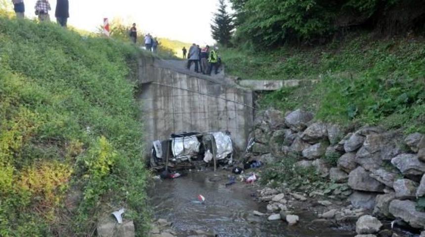 Takla Atan Otomobil Dereye U&ccedil;tu: 2 &Ouml;l&uuml;, 2 Yaralı