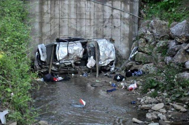 Takla Atan Otomobil Dereye Uçtu: 2 Ölü, 2 Yaralı 1