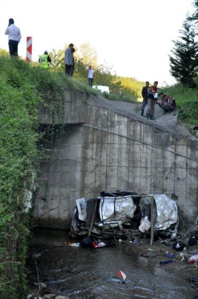 Takla Atan Otomobil Dereye Uçtu: 2 Ölü, 2 Yaralı 2